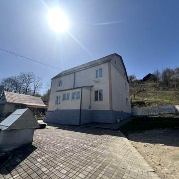 Продаж будинку в мальовничому місті для великої родини. Присутній торг