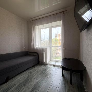 Добровольців вул., 4
