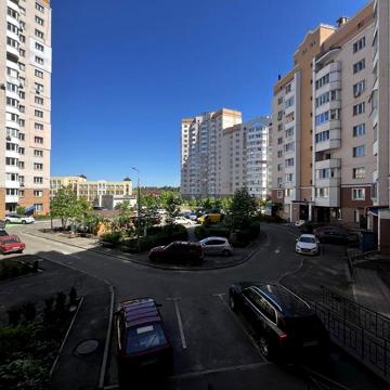 Велика двокімнатна 85 м2, квартира в центрі міста.