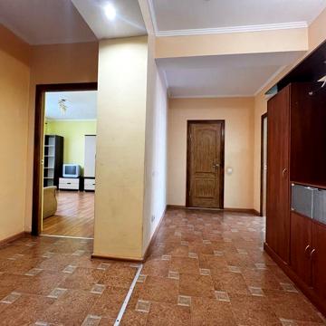 Велика двокімнатна 85 м2, квартира в центрі міста.