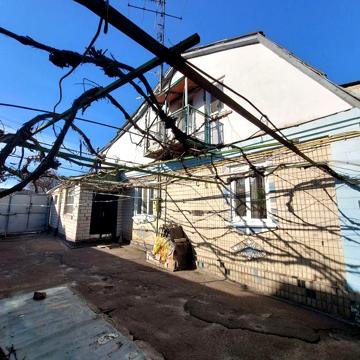 Продам 2 частини будинку по 77 метрів 2 поверха кожна на Пекарні!