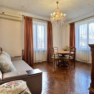 3 кімнатна простора квартира в ЦЕНТРІ міста «сталінка» з АГО