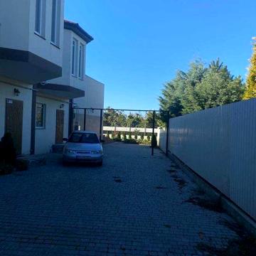 Продам  коттедж  на Добровольского со своим двором 55000у.е