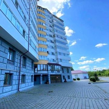 Велика 2 к.кв-ра в зданому будинку.