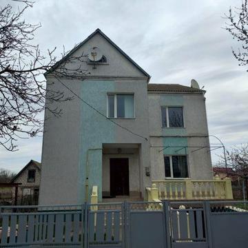 Будинок, гараж, земельна ділянка 10 соток