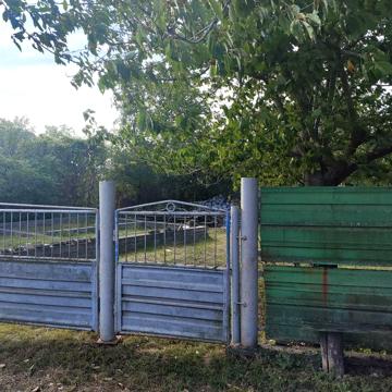 Хата, земля 25 соток, підмурок