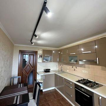 Продам 2-х кім. квартиру в новобудові  з дорогим ремонтом та меблями.