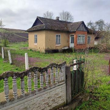 Будинок в центрі смт.Коропець