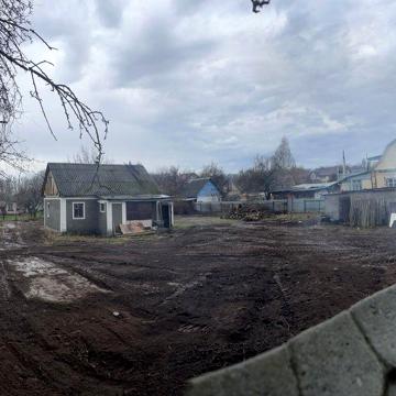 Продається ділянка з будинком. Коло води, до Дніпра 200 м.