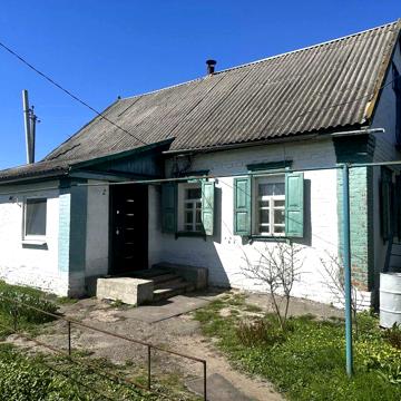 Продається просторий будинок з ділянкою та господарчими будівлями