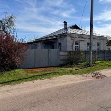 Продаю будинок в центрі м. Козелець, по вул. Є. Лоскота, 15-А.