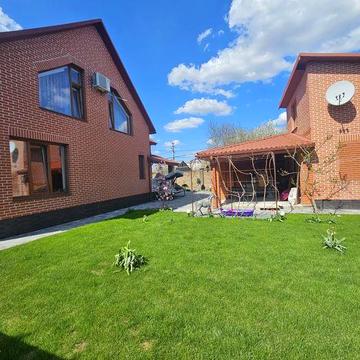 Будинок на дві сімї в місті , обмін , розтермінування