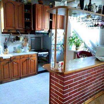 Двоповерхова квартира в центрі