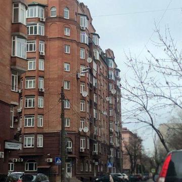 Продам трикімнатну . Подол. Введенська 29/58.
