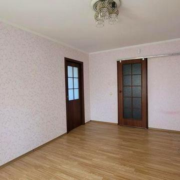 Продам 2-во кімнатну, район кінотеатру.