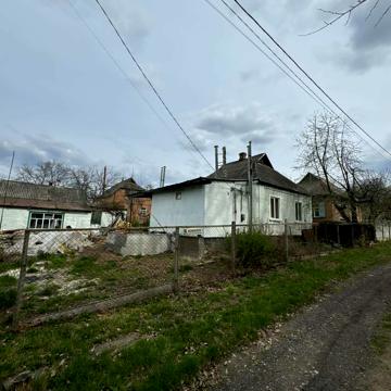 Космонавтів, 30