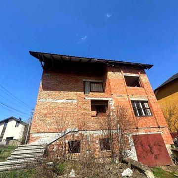 Продається будинок з земельною ділянкою в Угриневі