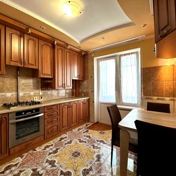 Богдана Хмельницького вул., 51г