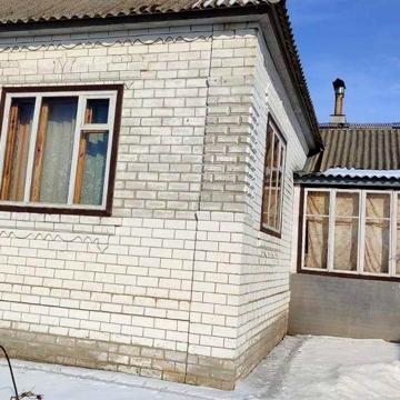 Добротний будинок, мальовниче місце, 35 соток, теплиці