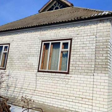 Добротний будинок, мальовниче місце, 35 соток, теплиці