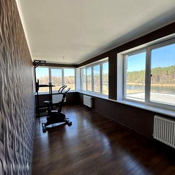 Добротний будинок в мальовничому куточку міста