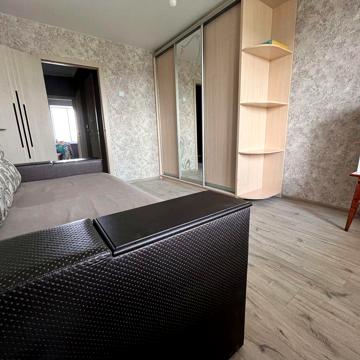 Світла і затишна 2к квартира в центрі селища.