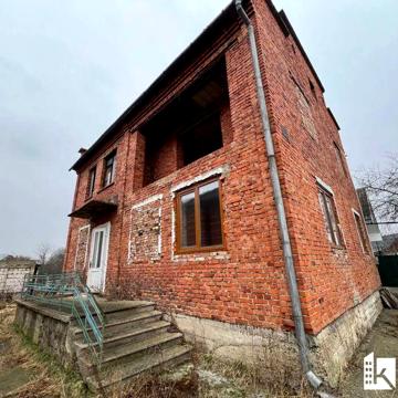 Продається будинок у центрі с. Єзупіль