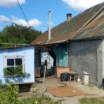 Продам пол дома,под ремонт,со всеми камуникацыями,15 соток земли