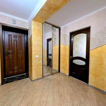 Продаж 3-х кімнатної квартири на вул. Коновальця