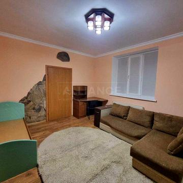 1 км квартира в центрі міста з меблями та технікою, газове опалення