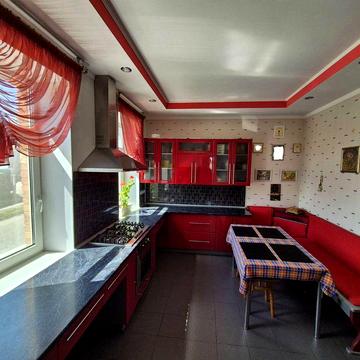 Продається будинок в Центральній частині міста.