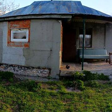 Будинок у селі біля Києва.