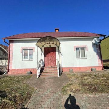 Продається будинок з земельною ділянкою коло нього