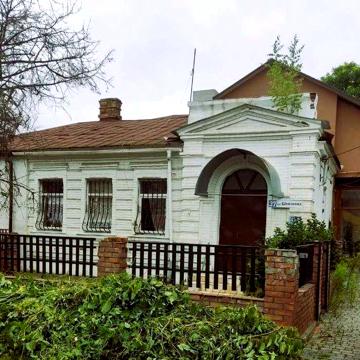 Оренда 2 кімнатного будинку в центрі, закрита парковка