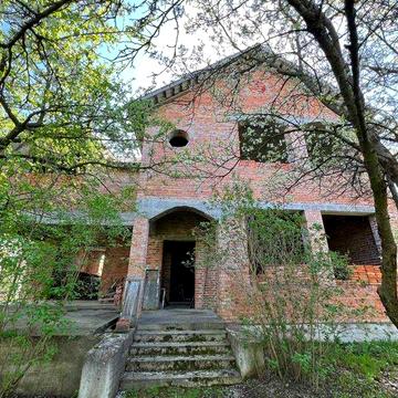 Продаю особняк з ділянкою біля міського озера