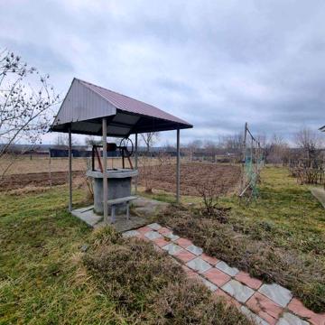 Дача та земельна ділянка під забудову