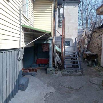 Продам 2к квартиру (51кв.м.) на цокольному поверсi/ р-н вул. Савченка