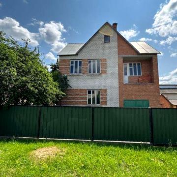 Продам двоповерховий будинок (новобудова) з гаражем у Лубнах.