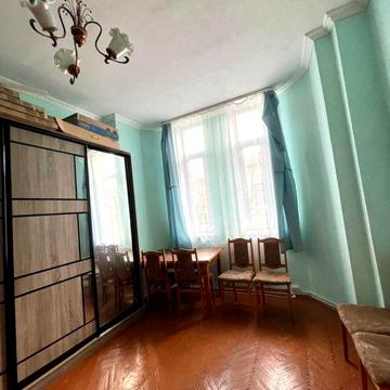 Продається двокімнатна квартира в центрі Бродів