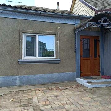 Продам пол дома + флигель.