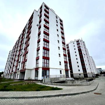 Простора 3-кімнатна в зданому будинку біля парку і озера
