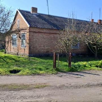Продам будинок в центрі Томаківки
