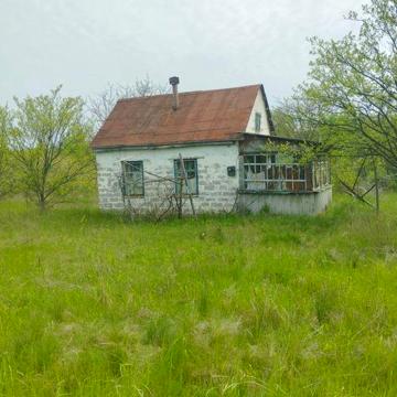 Продам дачу. Есть маленький сарай. Туалет на улице.