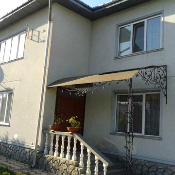 Продам свой дом 10км до Черновцов общ 200 м. Год постройки 2002