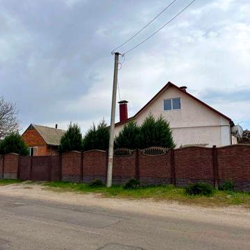 Продам чудовий житловий будинок з гарною садибою