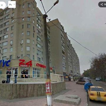 Парковая,77/1.  5 этаж 10 эт кирпичного дома. 2 спальни, кухня-студия.