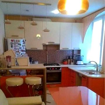 Парковая,77/1. 5 этаж 10 эт кирпичного дома. 2 спальни, кухня-студия.
