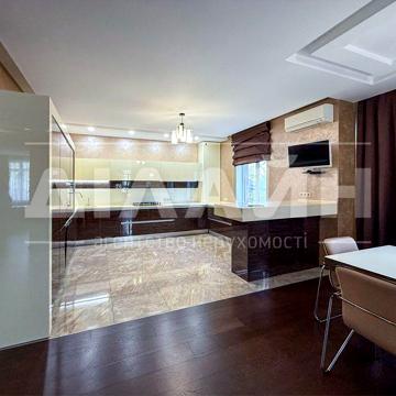 Deluxe квартира + 2 паркомісця в закритому ЖК (3 спальні, 2 з/в)