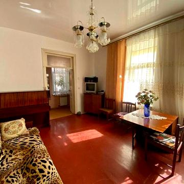 Продам 3-х комнатную квартиру на земле в самом центре города.