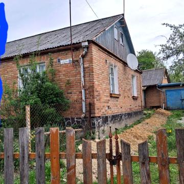 Пів будинка з землею